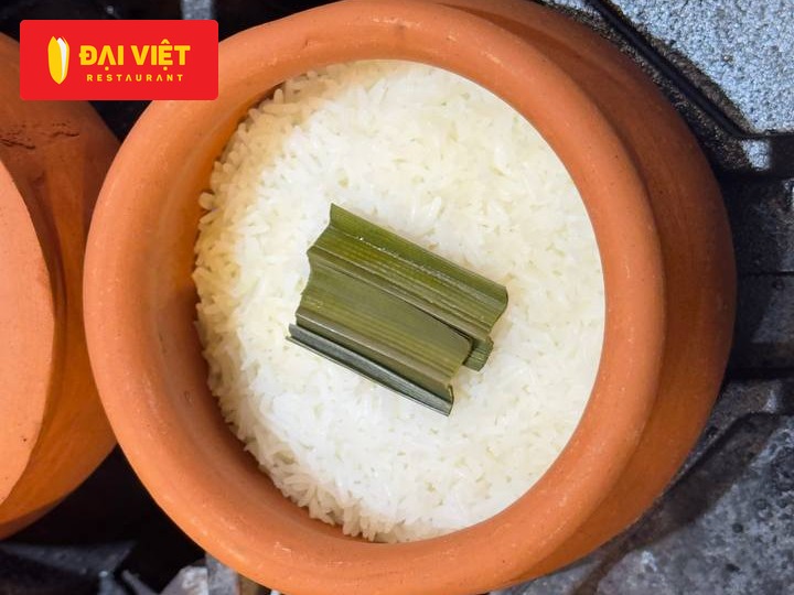 Nồi cơm niêu đất gạo với lá dứa tại nhà hàng Đại Việt