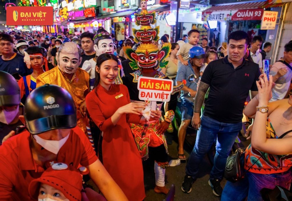 Đoàn múa Chằn đi giữa dòng người trên phố Bùi Viện đêm Halloween