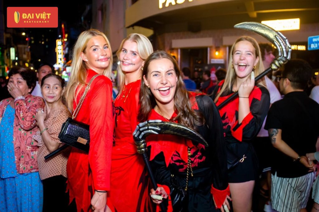 Du khách hóa trang quỷ đỏ trên phố Bùi Viện đêm Halloween