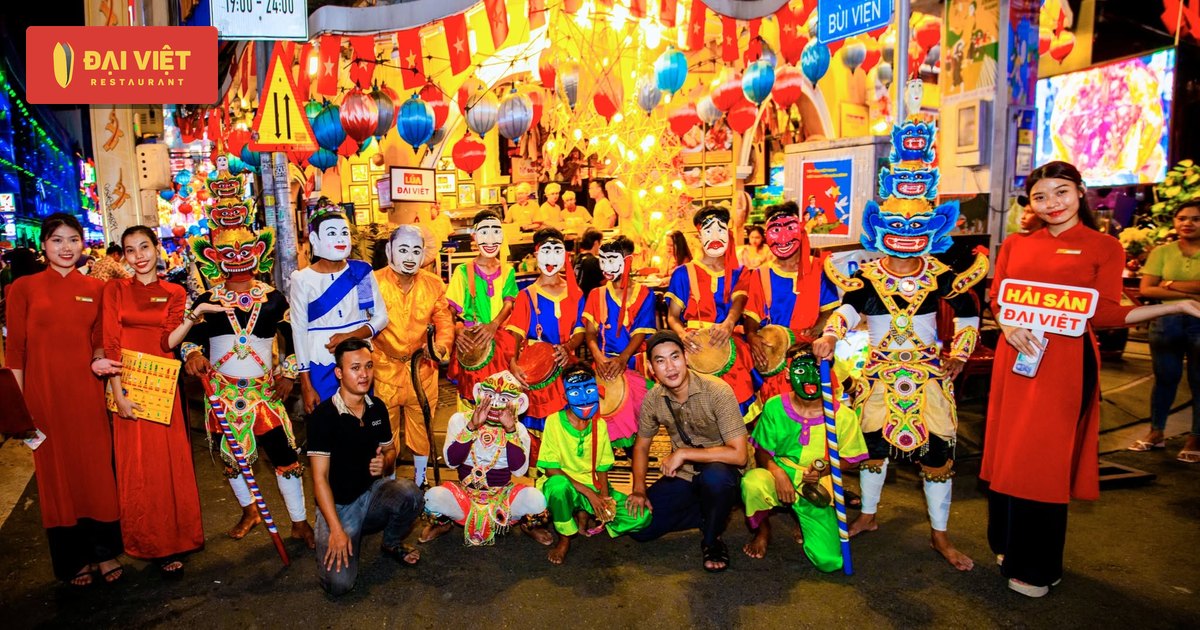 Đoàn múa Chằn đeo mặt nạ cùng nhân viên Đại Việt trên phố Bùi Viện dịp Halloween
