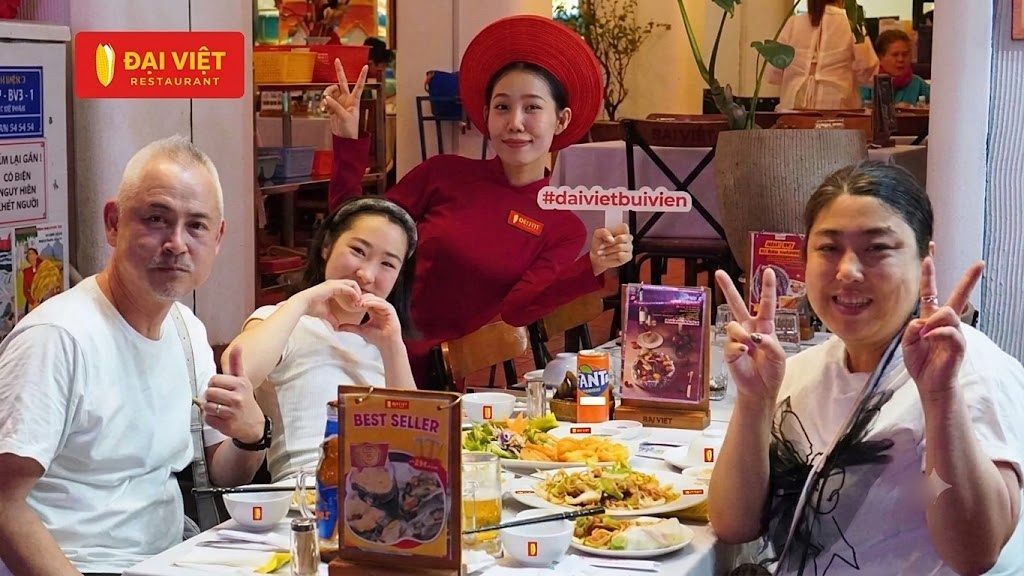 Thực khách nước ngoài dùng bữa tại nhà hàng Đại Việt trên phố Bùi Viện
