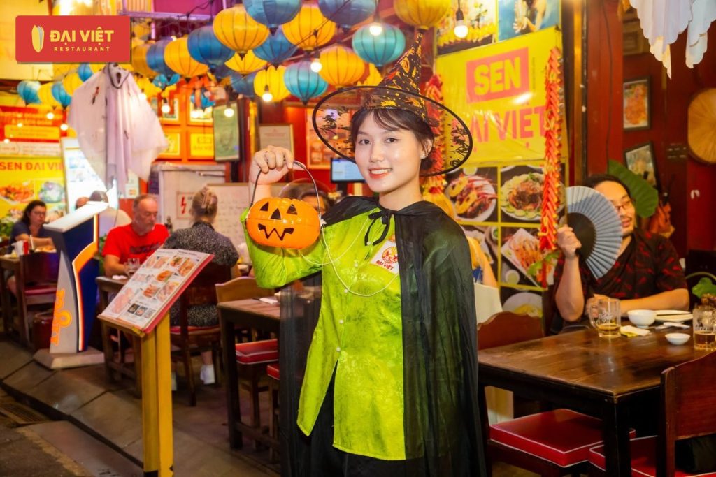 Nhân viên Sen Đại Việt hóa trang phù thủy đón khách dịp Halloween